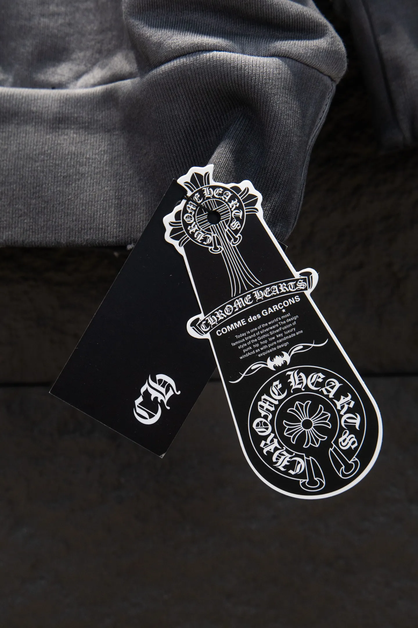 P290 🆕Chrome hearts new hot diamond silicone stir-fried color sweatshirt. The os version is really charming. The Chrome family is really unique. Every new season has the best version. It is very practical and can be worn casually. Nice✔️ - ⚠️100% cotton. Made of custom-dyed terry cotton sweatshirt surface, 420g double-ply double yarn, comfortable to the touch. Made from imported knitting needle carded cotton, the thickness is moderate, drapey and contoured, making the upper body comfortable! ! It is very tolerant to fat body types and can instantly lose five pounds after wearing it!  Specially ordered many Austrian hot diamonds, which have the bling bling effect of natural crystals under the light, with multi-faceted reflective points, and the production cost is extremely high. The laser molding includes a computer engraving machine and a laser machine, which are accurate in units of particles. Finally, it is hot and set at high temperature. After the hot ironing, the firmness needs to be tested repeatedly on the hot stamping. It can show colorful reflections under the light. The body of the garment is treated with reverse-bottomed silicone, hot-drilled and frayed elements, which greatly increases the interest of the garment and creates a unique visual effect.  Hem Loose closing Double-layer fabric Good closing effect Exquisite seaming Color: Washed black Reverse stir-fried gray Size: S-M-L-XL
